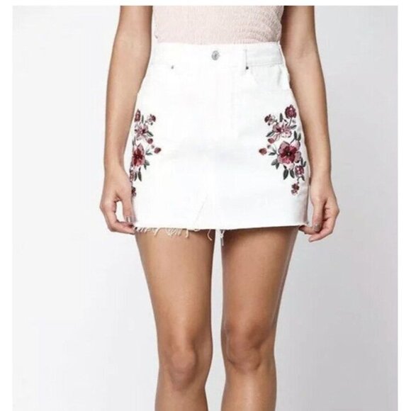 PacSun White Denim Floral Embroidered Mini Skirt – Size 24, Frayed Hem, NWT - Picture 1 of 10
